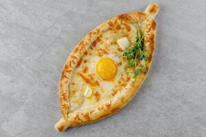 khachapuri nel adjarian stile su un' pietra sfondo studio cibo foto 3