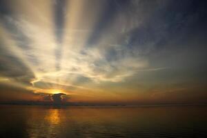 tramonto cielo su il lago foto