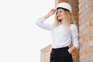 donne ingegnere Guarda a edificio bicchiere. foto