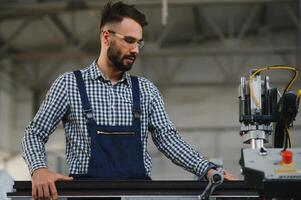 fabbrica lavoratore. uomo Lavorando su il produzione linea. foto