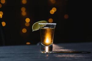 messicano Tequila con lime e sale su di legno tavolo, selettivo messa a fuoco. copyspace. foto