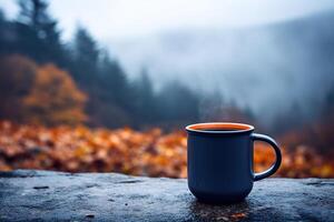 ai generato blu boccale con un' caldo bevanda e vapore in piedi su un' bagnato pietra contro il fondale di un autunno foresta. avvicinamento tazza con posto per il branding nel natura, escursioni a piedi concetto con copia spazio foto