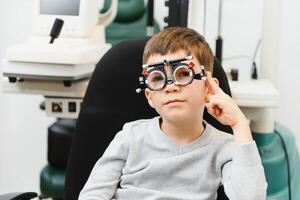 allegro bambino ragazzo nel bicchieri controlli occhio visione pediatrico oculista foto