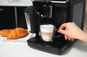 moderno caffè macchina su tavolo nel cucina foto