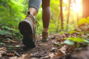 ai generato vicino su di escursionista piedi a piedi all'aperto nel il foresta. generativo ai foto