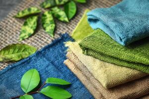 ai generato eco amichevole riutilizzabile e sostenibile pulizia panni nel verde e blu colori. generativo ai foto