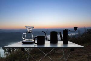 immersione caffè impostato su montagna sfondo foto