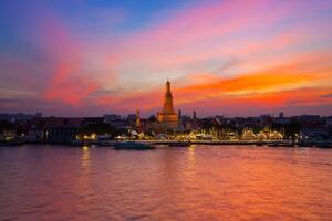 riflessione di oro pagoda wat arun tempio di bangkok foto