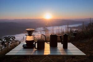 immersione caffè impostato su montagna sfondo foto