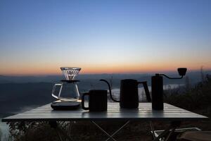 immersione caffè impostato su montagna sfondo foto