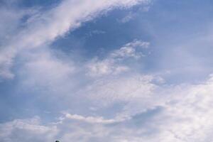 naturale cielo bellissimo blu e bianca struttura sfondo. blu cielo con nube. foto