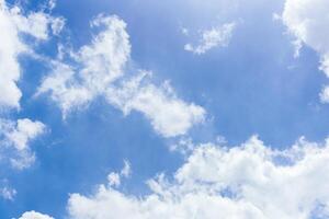 naturale cielo bellissimo blu e bianca struttura sfondo. blu cielo con nube. foto