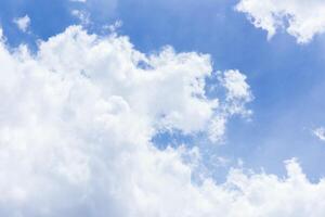 naturale cielo bellissimo blu e bianca struttura sfondo. blu cielo con nube. foto