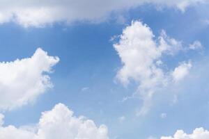 naturale cielo bellissimo blu e bianca struttura sfondo. blu cielo con nube. foto