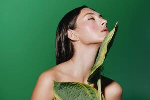 bella caucasico donna con verde sfondo, in mostra naturale bellezza e affascinante stile foto