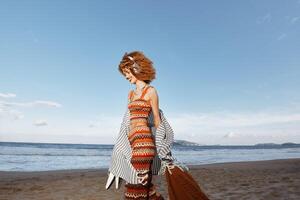 estate la gioia. sorridente donna su spiaggia, godendo vacanza e la libertà di il mare foto