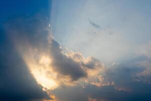 tramonto cielo con nuvole e raggi di leggero splendente attraverso il nuvole. per sorprendente sfondo e strutturato. foto