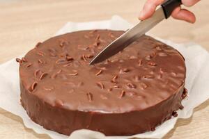 cioccolato il giro smaltato torta con arachidi foto