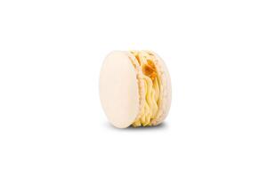 delizioso macaron con caramello gusto isolato su un' bianca sfondo. avvicinamento. foto