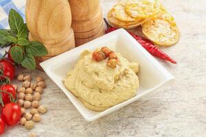 hummus di ceci biologico naturale con olio d'oliva foto