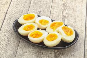 uovo di gallina sodo per colazione foto