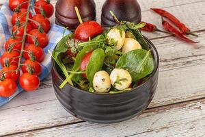 mescolare insalata con Mozzarella e pomodoro foto