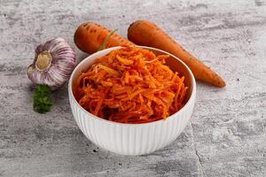 coreano carota insalata nel il ciotola foto