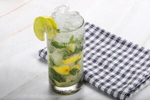 Mojito cocktail con lime e Rum foto