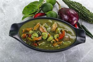 tailandese verde curry con gamberetto foto