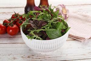 mescolare insalata nel il ciotola foto