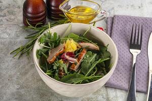 insalata con arrostito anatra e arancia foto