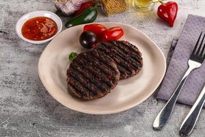 cotoletta di hamburger alla griglia con salsa foto