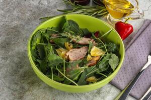 insalata con arrostito anatra e arancia foto