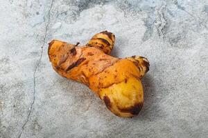 fresco curcuma radice per cucinando foto