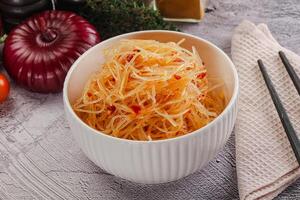 asiatico speziato bicchiere spaghetto insalata foto