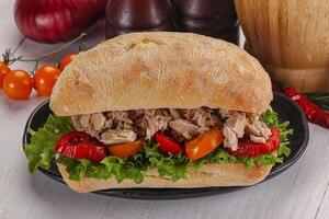 Ciabatta con in scatola tonno Sandwich foto