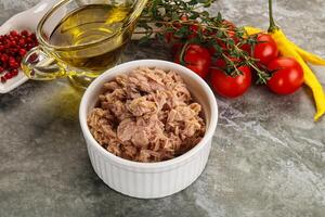 filetto di tonno in scatola per insalata foto