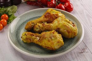 arrostito pollo gamba bacchette con curry salsa foto