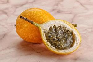 giallo granadilla con tagliare metà foto