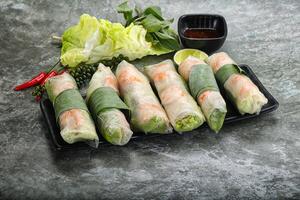 vietnamita primavera rotolo con gamberetti e verdure foto