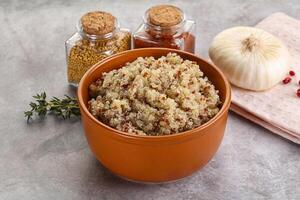 vegano cucina - bollito quinoa cereale foto