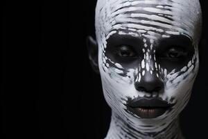 ai generato moda bellezza ritratto africano americano donna con bianca macchie di dipingere su viso trucco disegno di un' zebra guardare a telecamera su un' nero sfondo con copia spazio foto