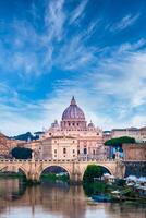 tevere fiume ponte con Vaticano città e cupola di santo Peter Cattedrale - Roma, Italia foto