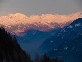 un' Visualizza di il montagne a tramonto foto