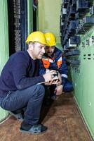 industriale lavoratori a il opera nel fabbrica foto