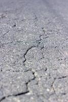 struttura di il terra, Cracked asfalto struttura, Cracked terra con crepe foto