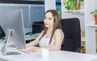 persona Lavorando nel ufficio, persona a il opera foto