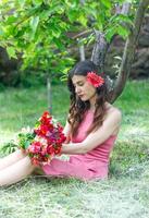 bella giovane ragazza nel il natura, ragazza nel il parco foto