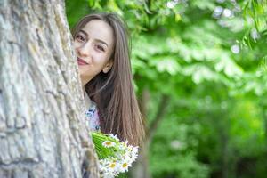 ritratto di un' donna con bianca fiori, ritratto di un' donna nel il parco foto