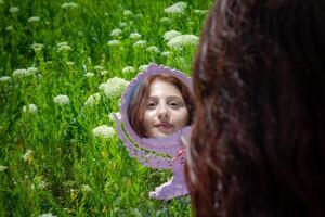 rosso dai capelli donna nel il parco, bella donna nel il natura foto